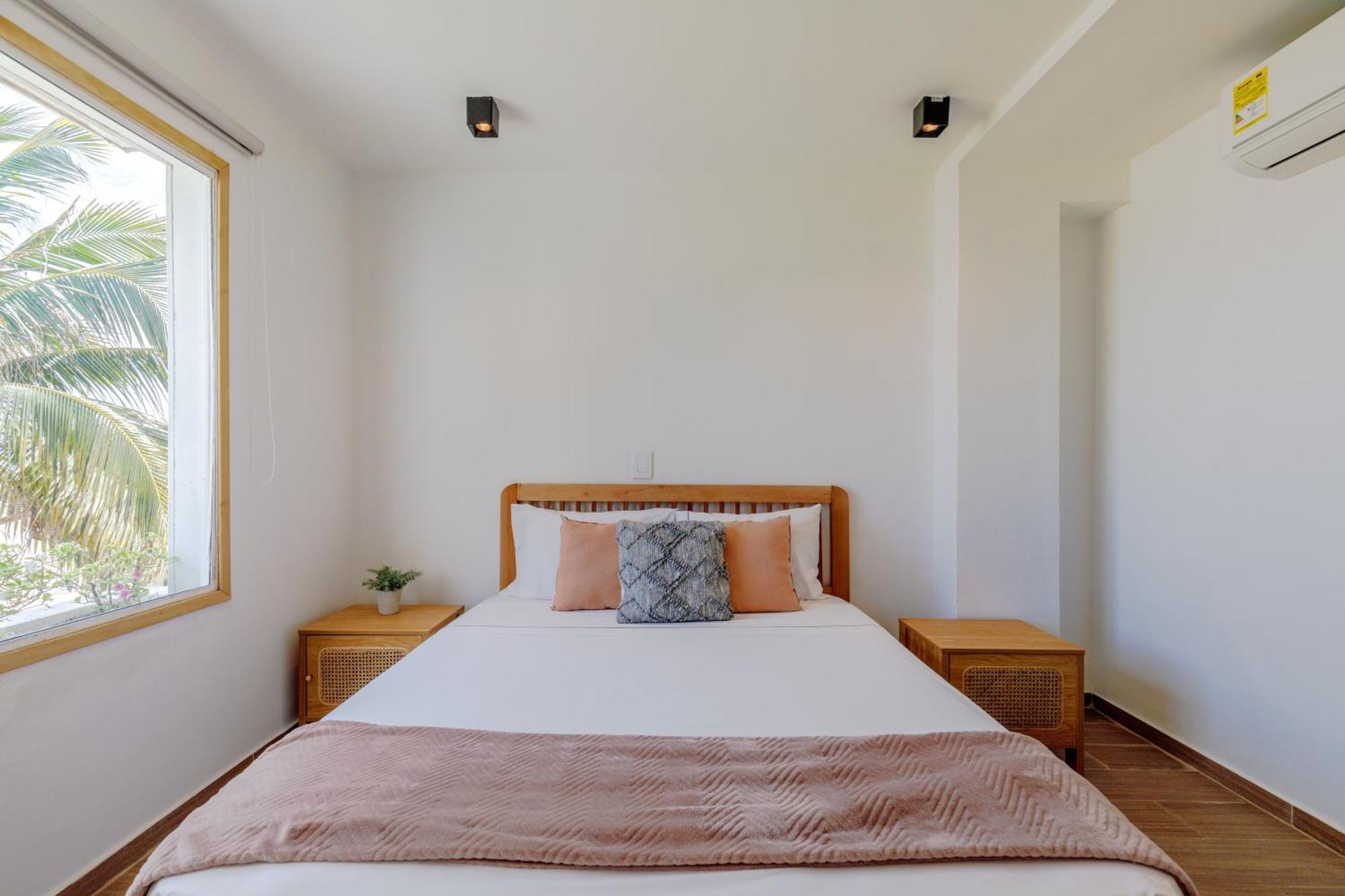 Villa Lux House, Aldaba Selection *