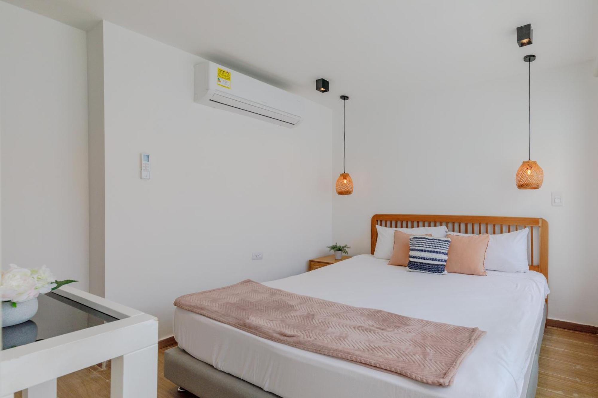 Villa Lux House, Aldaba Selection *