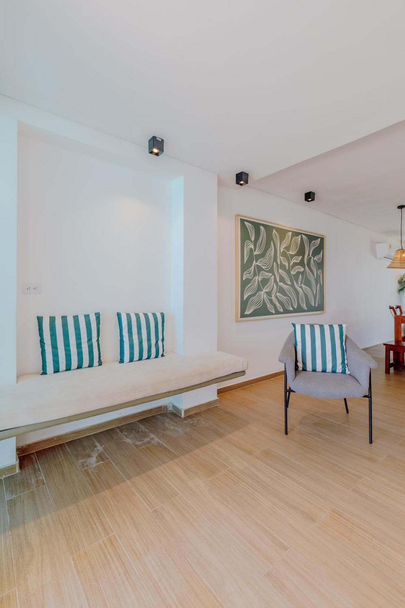 Lux House, Aldaba Selection
